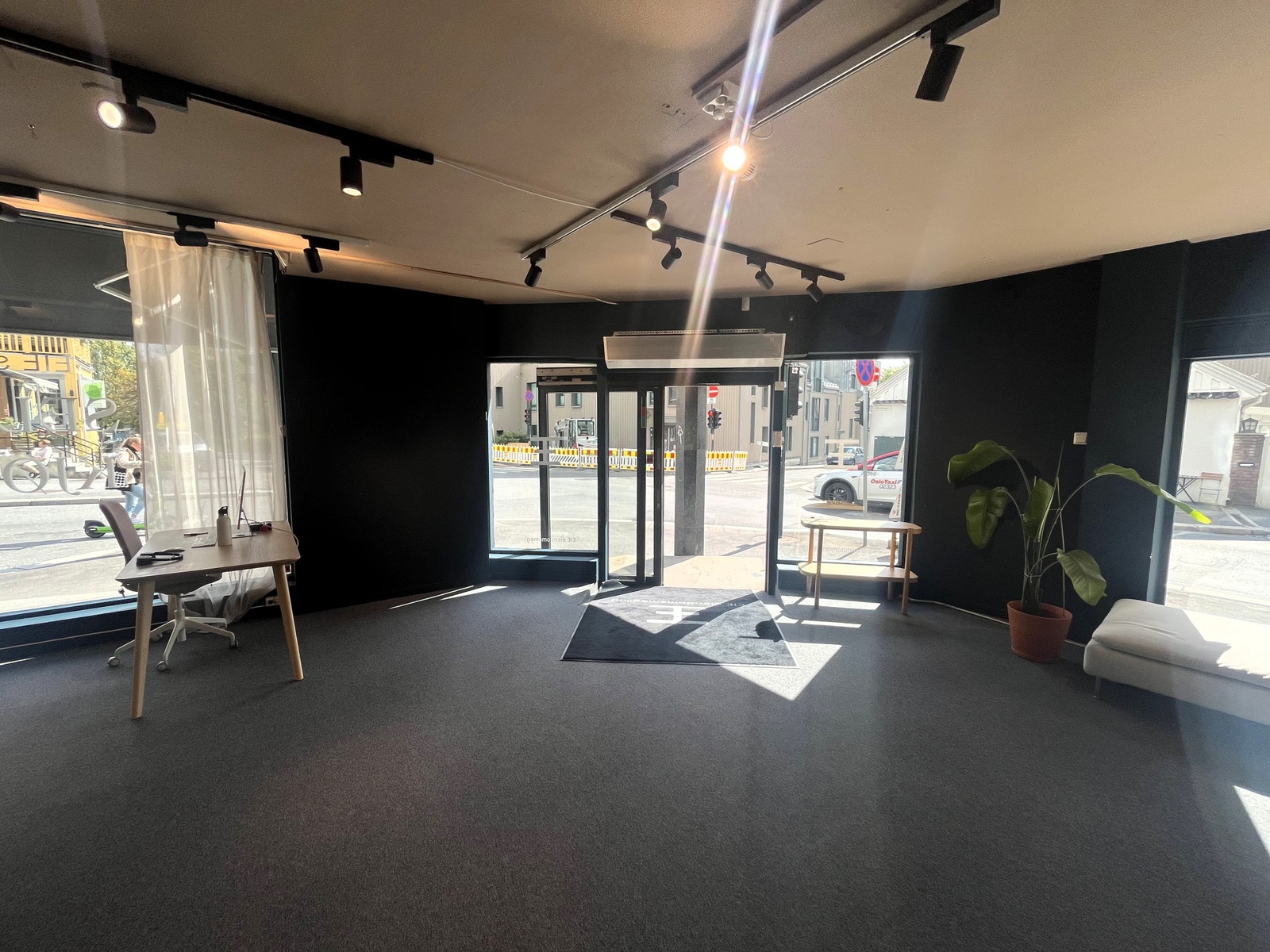 Inngangsparti. Lokalet er i dag tømt, og ledig for nye leietakere. Galleribilde