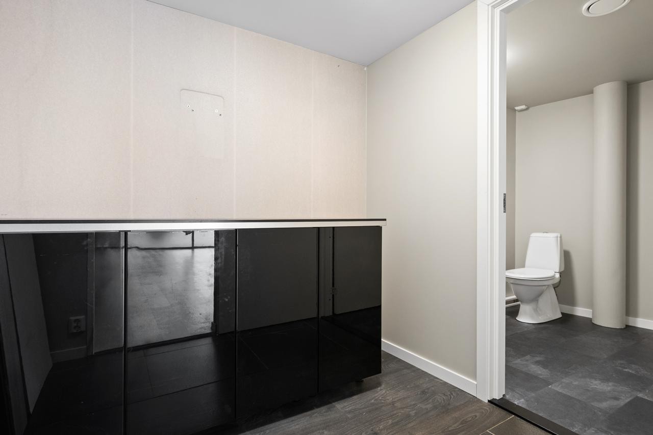 Bakrom med inngang til wc Galleribilde