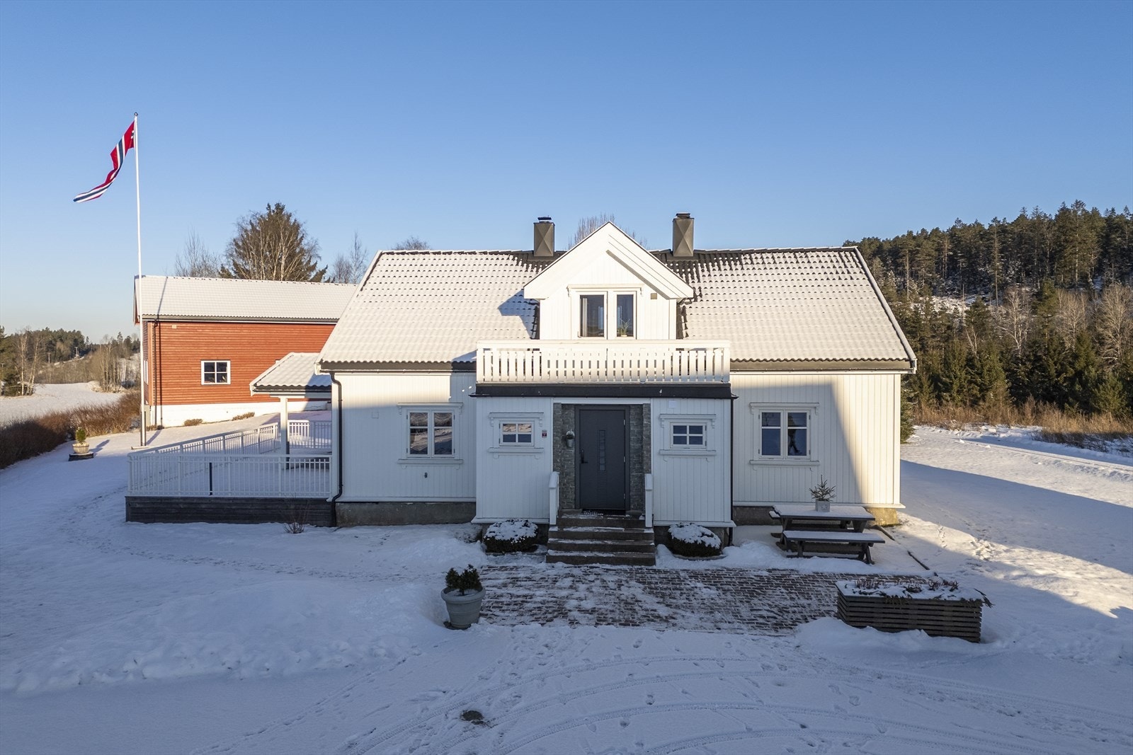 Gården fremstår som svært velholdt og byr blant annet på to oppgraderte bolighus Galleribilde