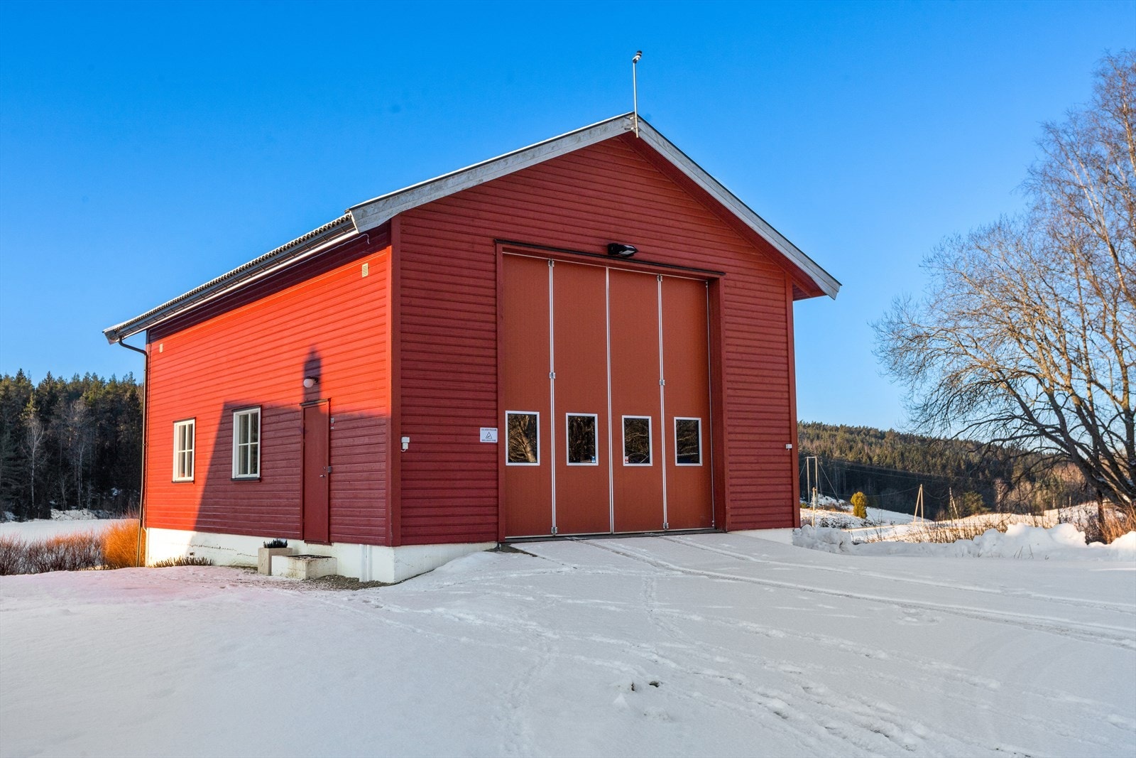 Verkstedet er fra år 2000 med varmepumpe, ca. 4,5 meter under taket og hems. Et svært godt bygg med stort potensiale. Galleribilde