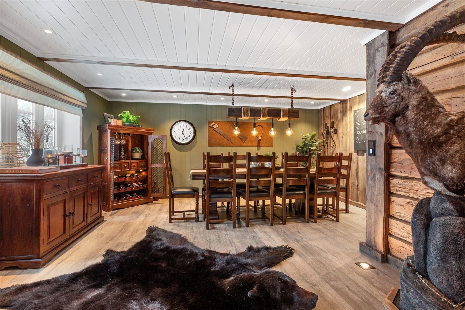 Stuene er av god størrelse og lar seg enkelt innrede i ulike soner. Galleribilde