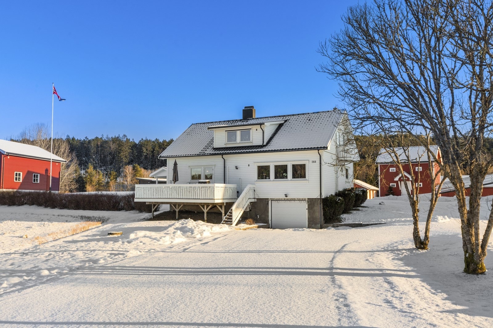 Boligen har gjennomgått oppgraderinger de siste årene med blant annet kjøkken fra ca. 2012 og vaskerom fra 2019. Galleribilde