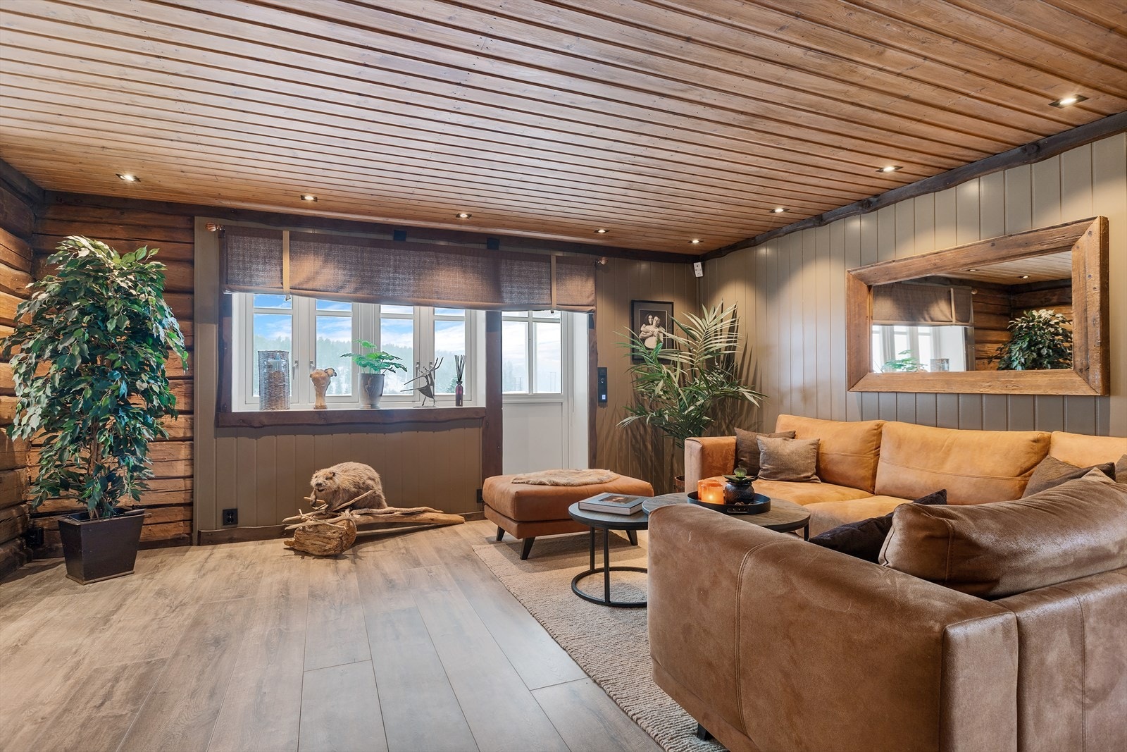 Fra dagligstuen har man utgang til vestvendt uteplass med hyggelig utsyn over omgivelsene. Galleribilde