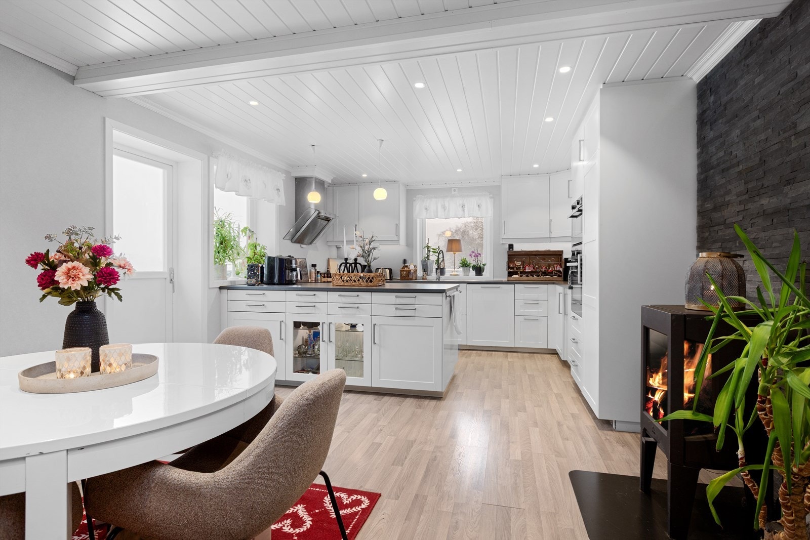 Svært godt utleieobjekt med hele 6 soverom, en stue i hver etasje og integrert garasje med elbillader fra 2025. Galleribilde