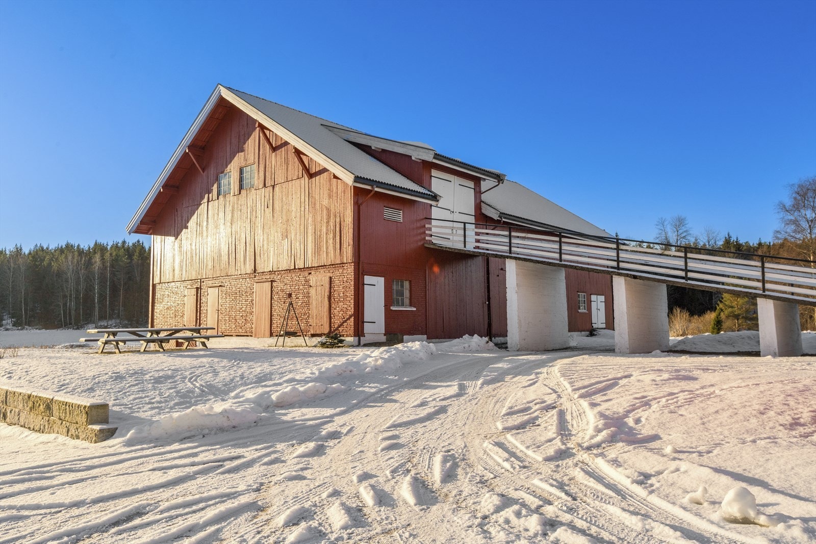 Låvebygningen er bygget for en annen tid i landbruket, men nåværende eiere har utnyttet arealene godt. Galleribilde