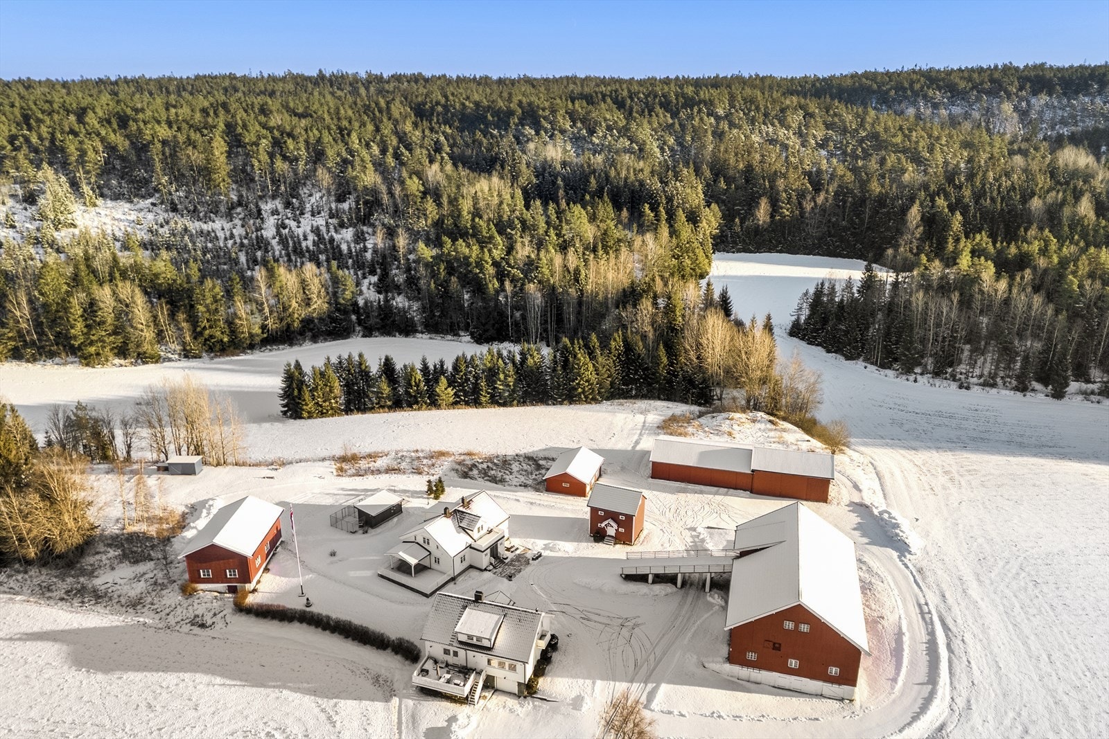 Gården består av 188,9 dekar med dyrket mark og 3 dekar innmarksbeite. Galleribilde