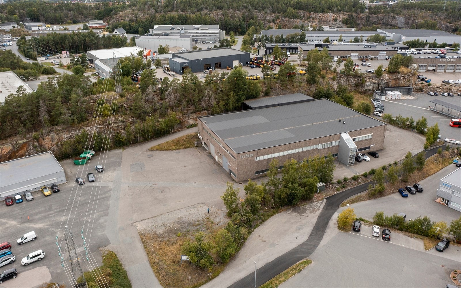 Bygget ligger tett på E6 ved Mosseporten Galleribilde