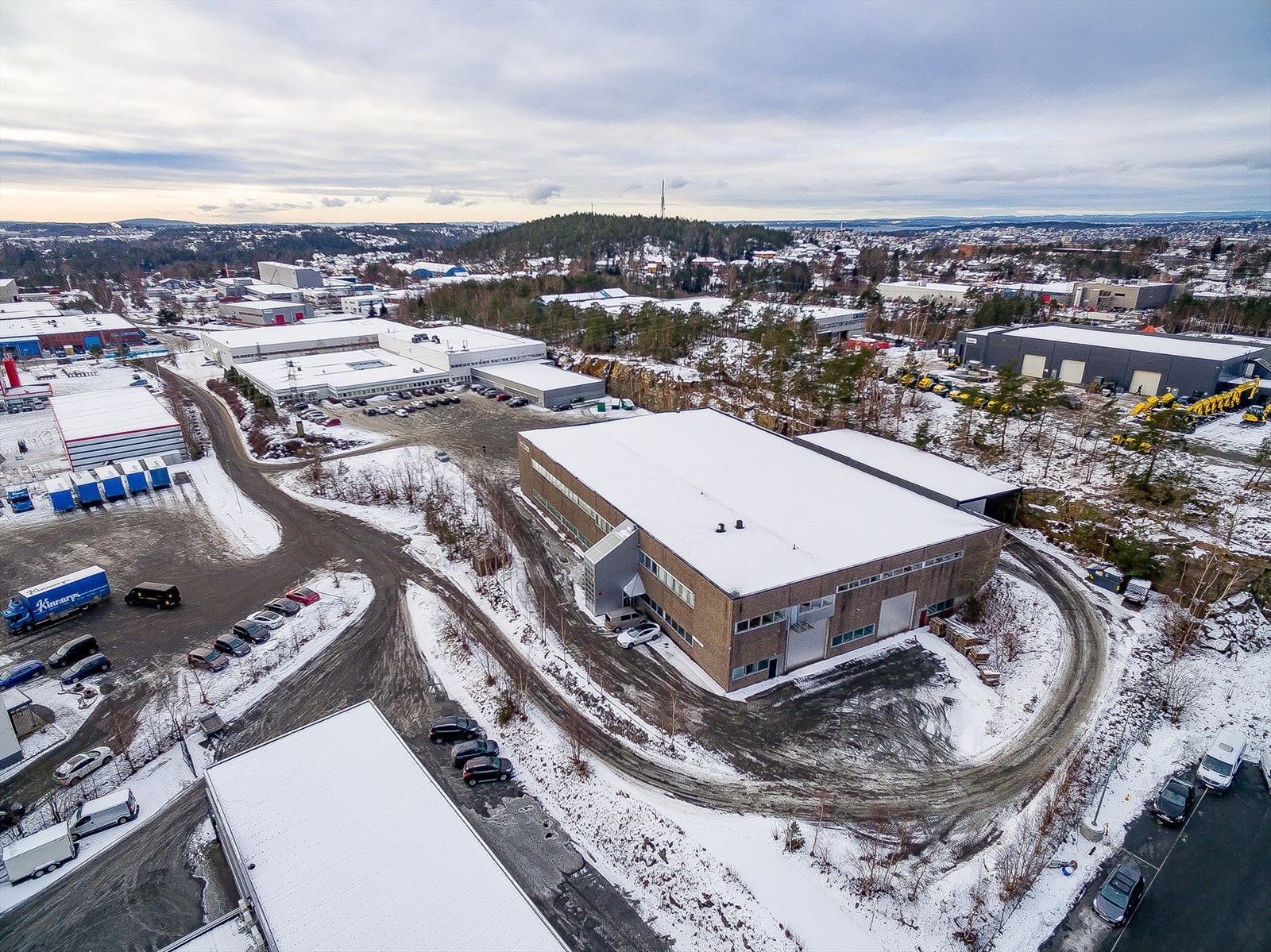 Det er kjørevei rundt hele bygget Galleribilde