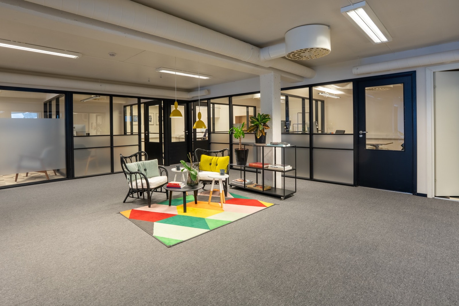 Hyggelig loungeområde med avslappet stemning for pauser eller uformelle møter Galleribilde