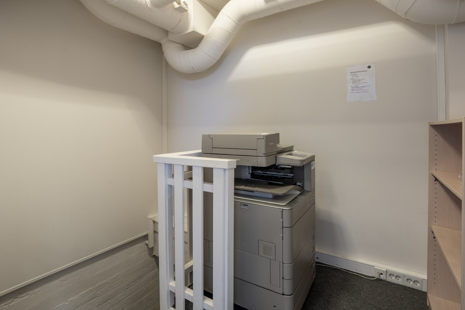 Kopirom med trappeløp ned til arkiv/lager i kjelleren og teknisk rom Galleribilde
