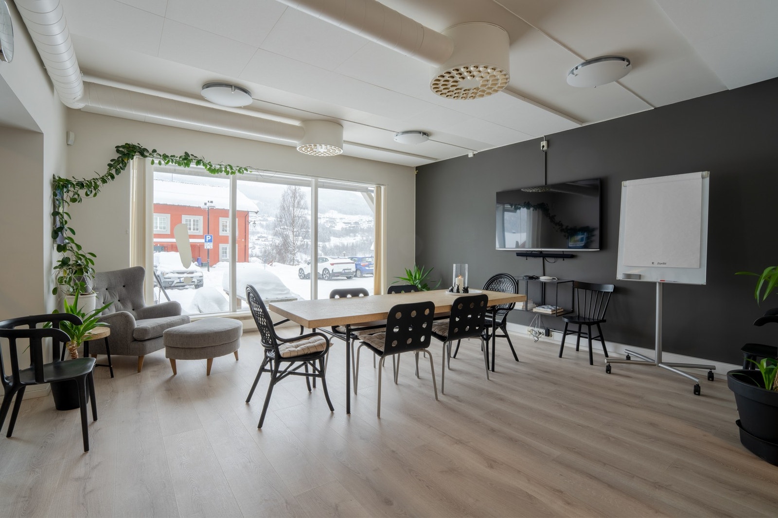 Møterommet har store vindusflater som gir godt med naturlig lys Galleribilde