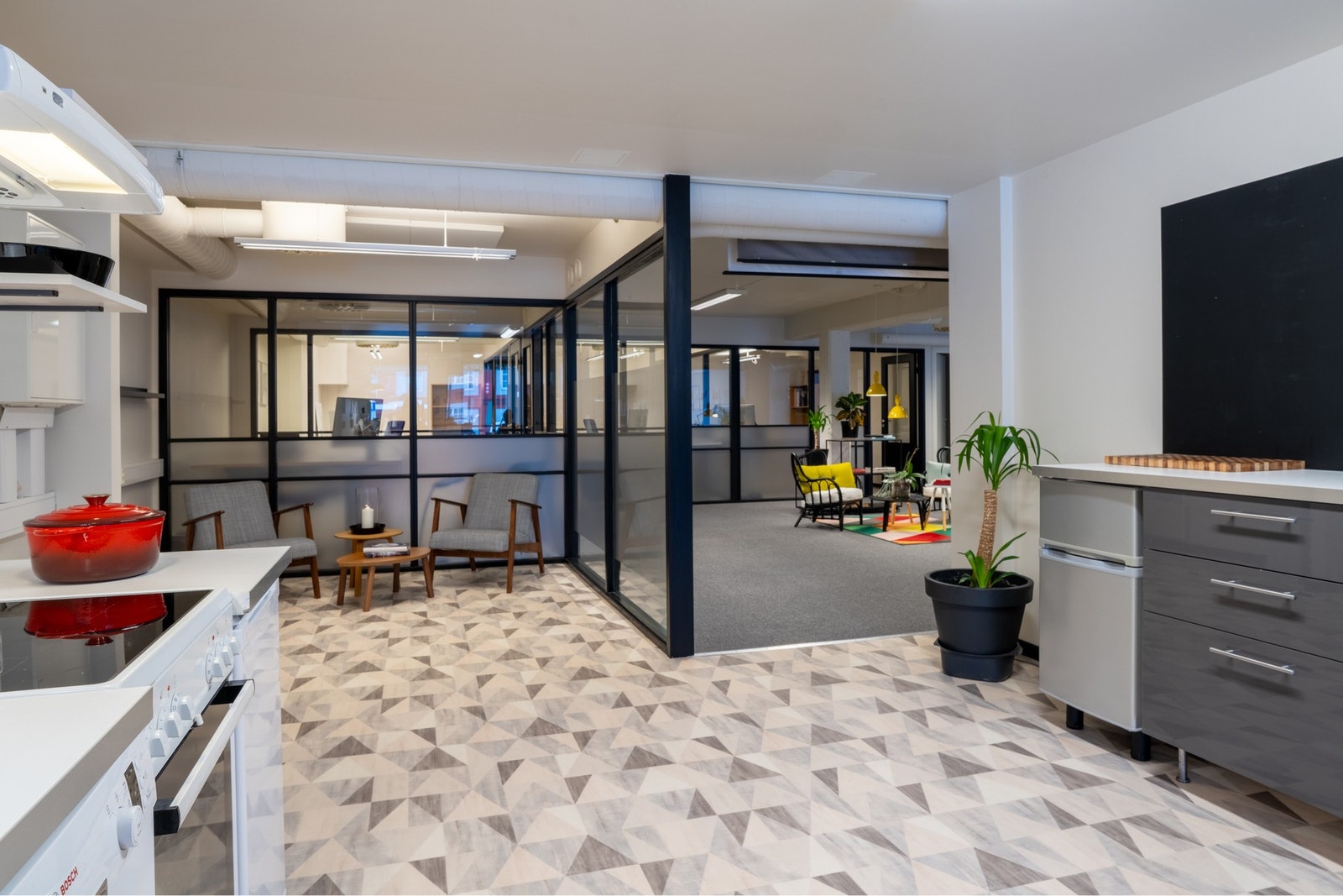 Åpent kontor i tilknytning kjøkkenet Galleribilde