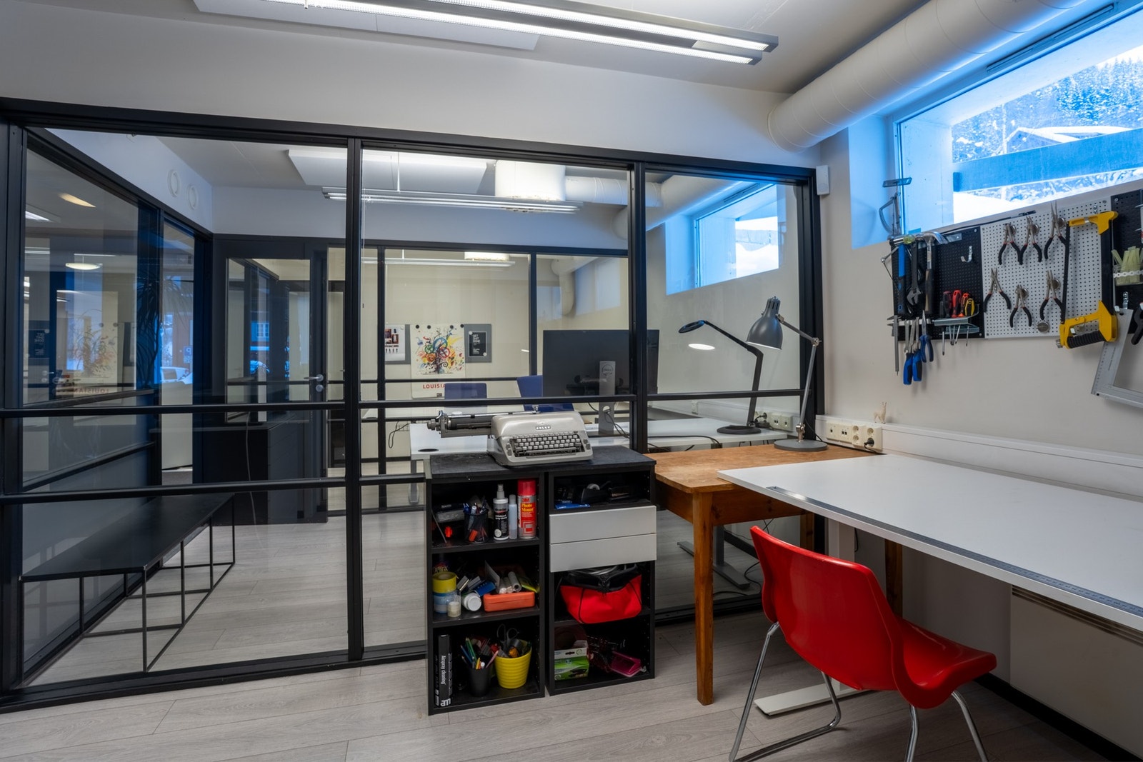 Separate kontor med glassfelt og dører som gir godt lysinnslipp og en åpen Galleribilde