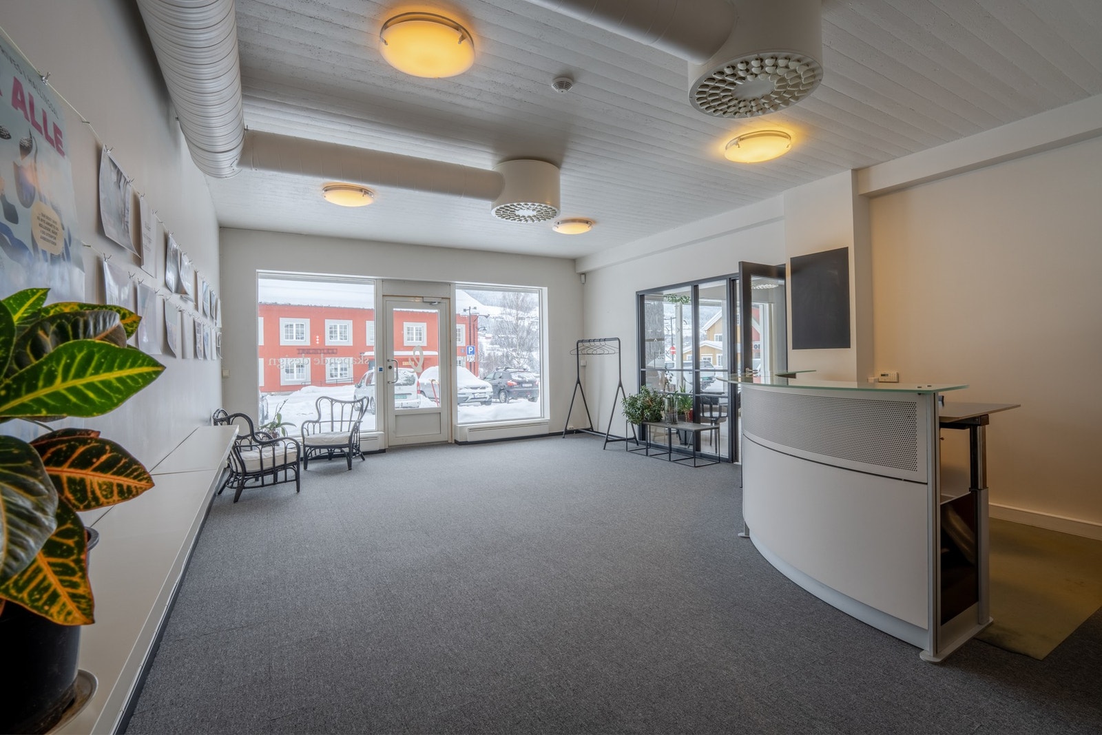 Her møter du et romslig resepsjonsområde i det du kommer inn døren Galleribilde