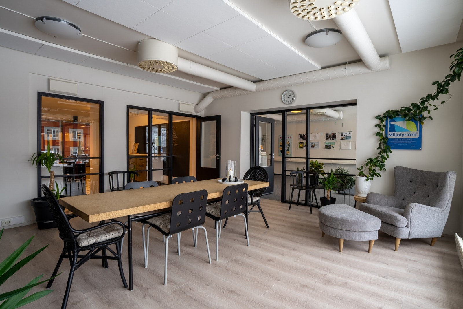 Trivelig møterom/lunsjrom med moderne møteløsning Galleribilde