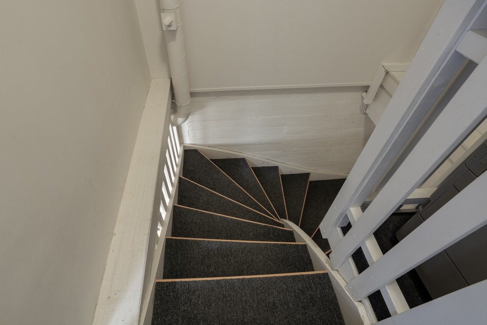 Ned trappen kommer du til arkiv/lager og teknisk rom Galleribilde