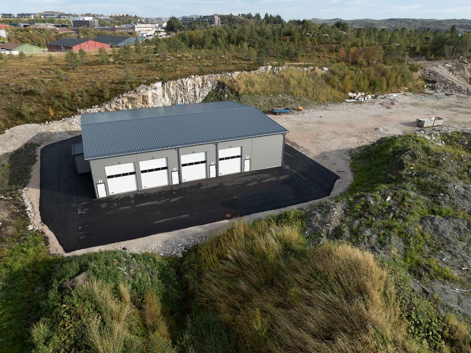 En stor og sentrumsnær lagerseksjon fra 2025 i Fillan Næringspark. Galleribilde