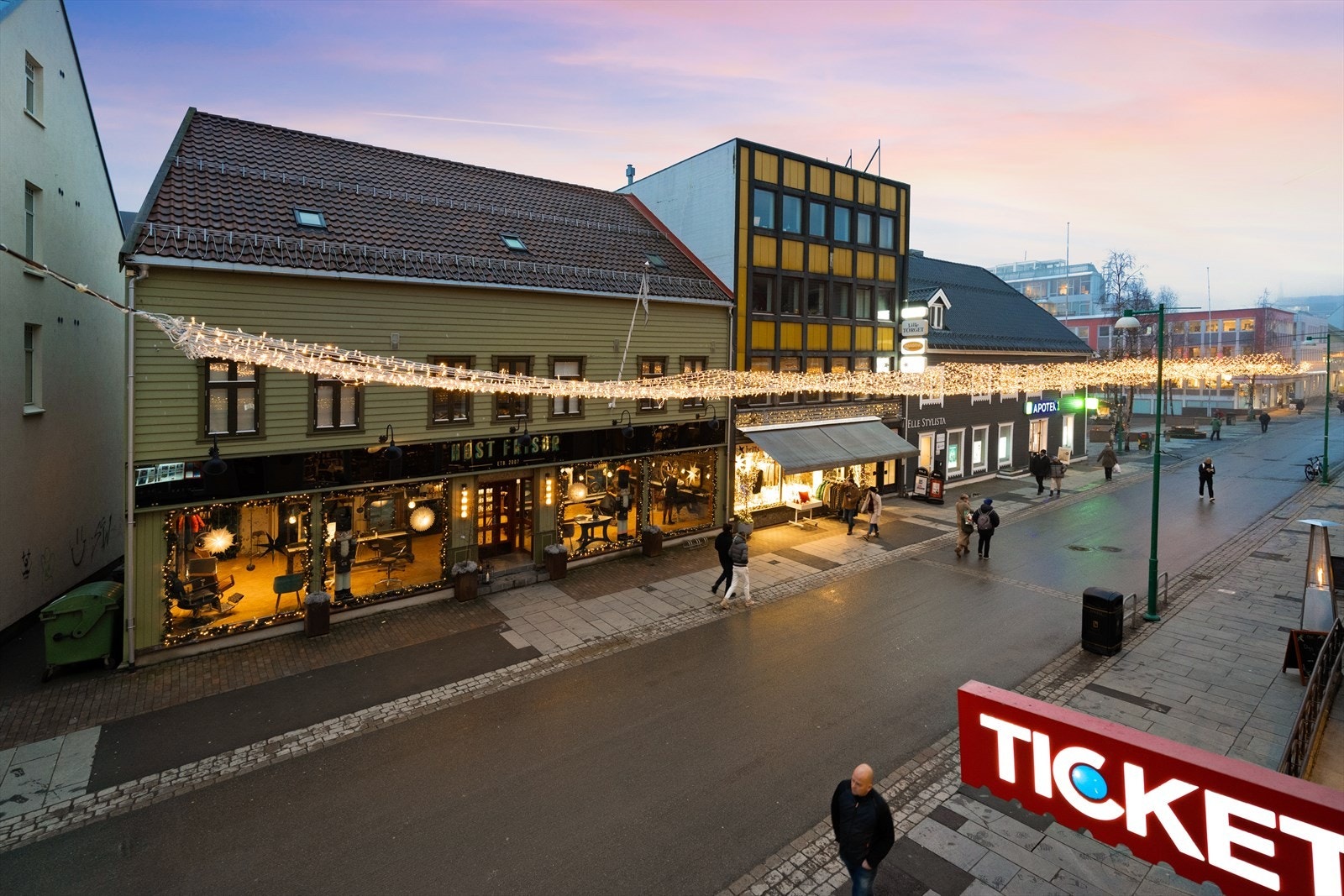 Lokalene har utsikt over Storgata og mot Stortorget Galleribilde