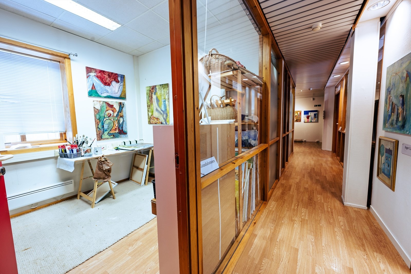 Gang med enkel tilgang til cellekontorer Galleribilde