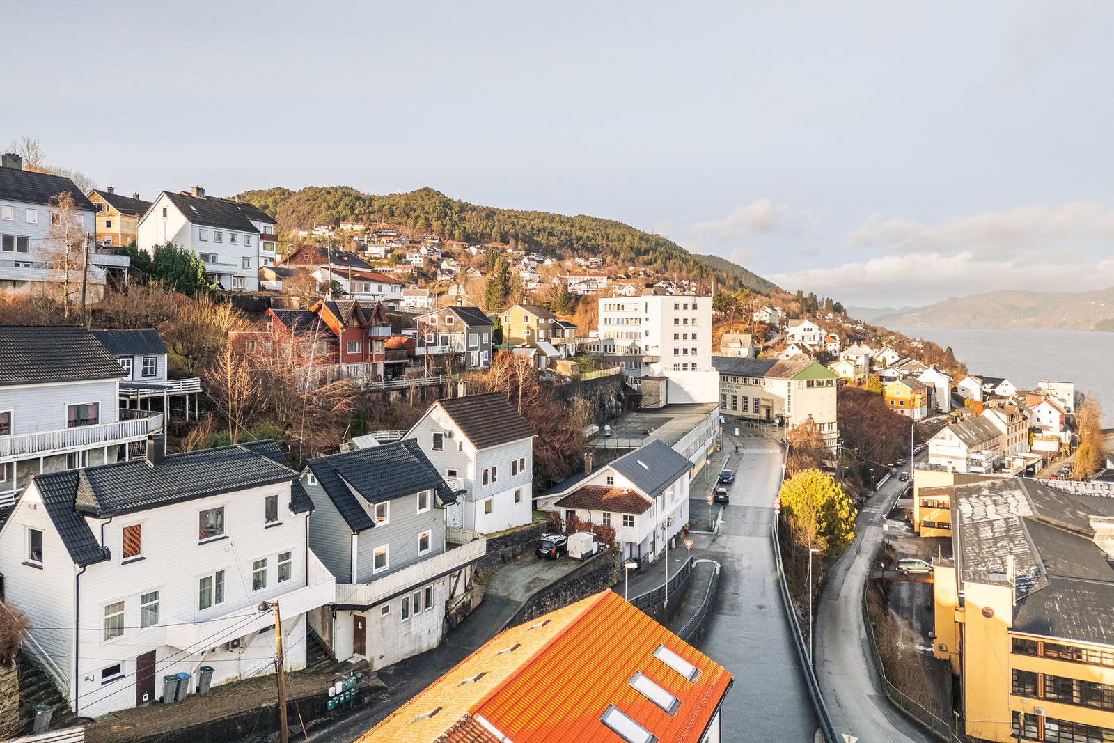 Lokalene ligger til i umiddelbar nærhet til annen næring i Ytre Arna. Galleribilde