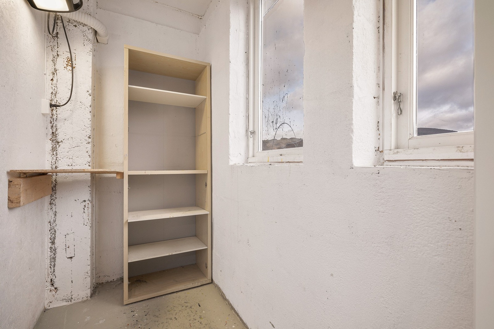 Deler av lokalene har vinduer mot gate. Galleribilde