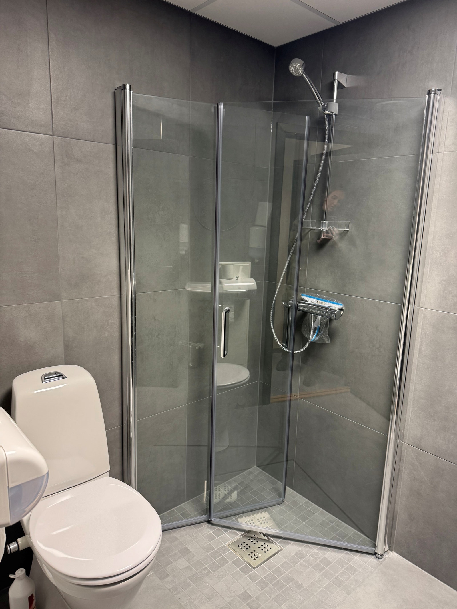 Bad/WC med dusj - personalgarderobe i gang mellom kantine og bad. Galleribilde