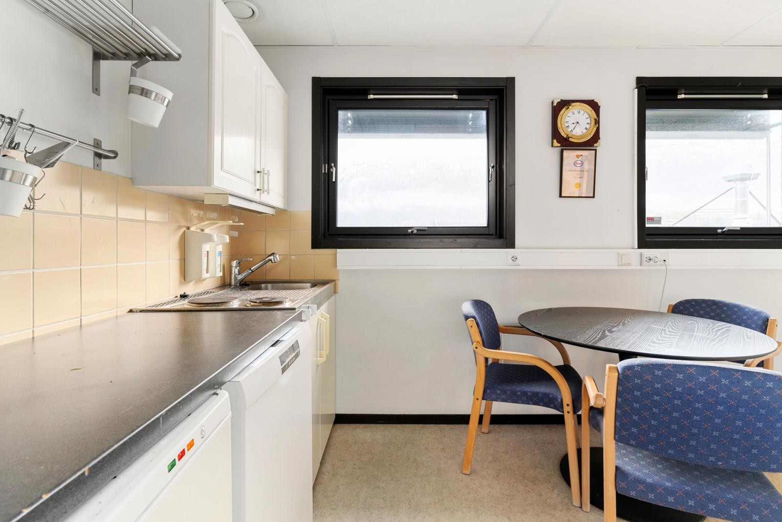 Personalrom med kjøkken. Galleribilde