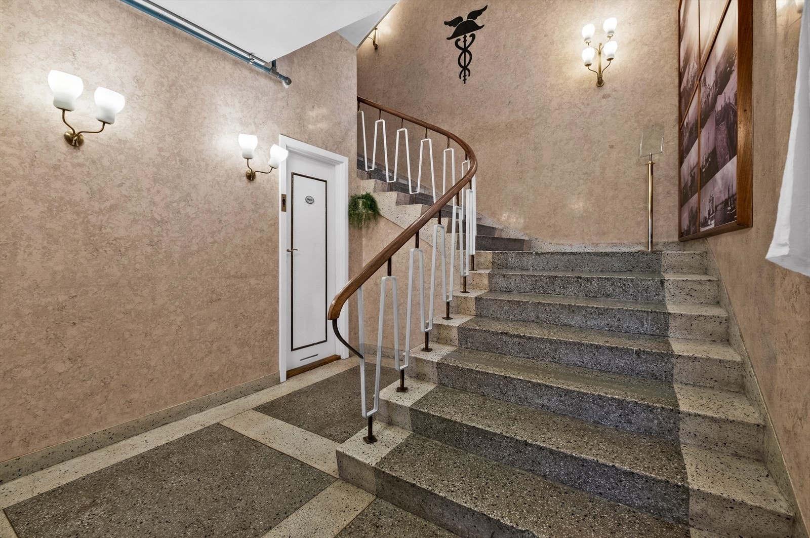 Inngangsparti og toaletter til venstre Galleribilde