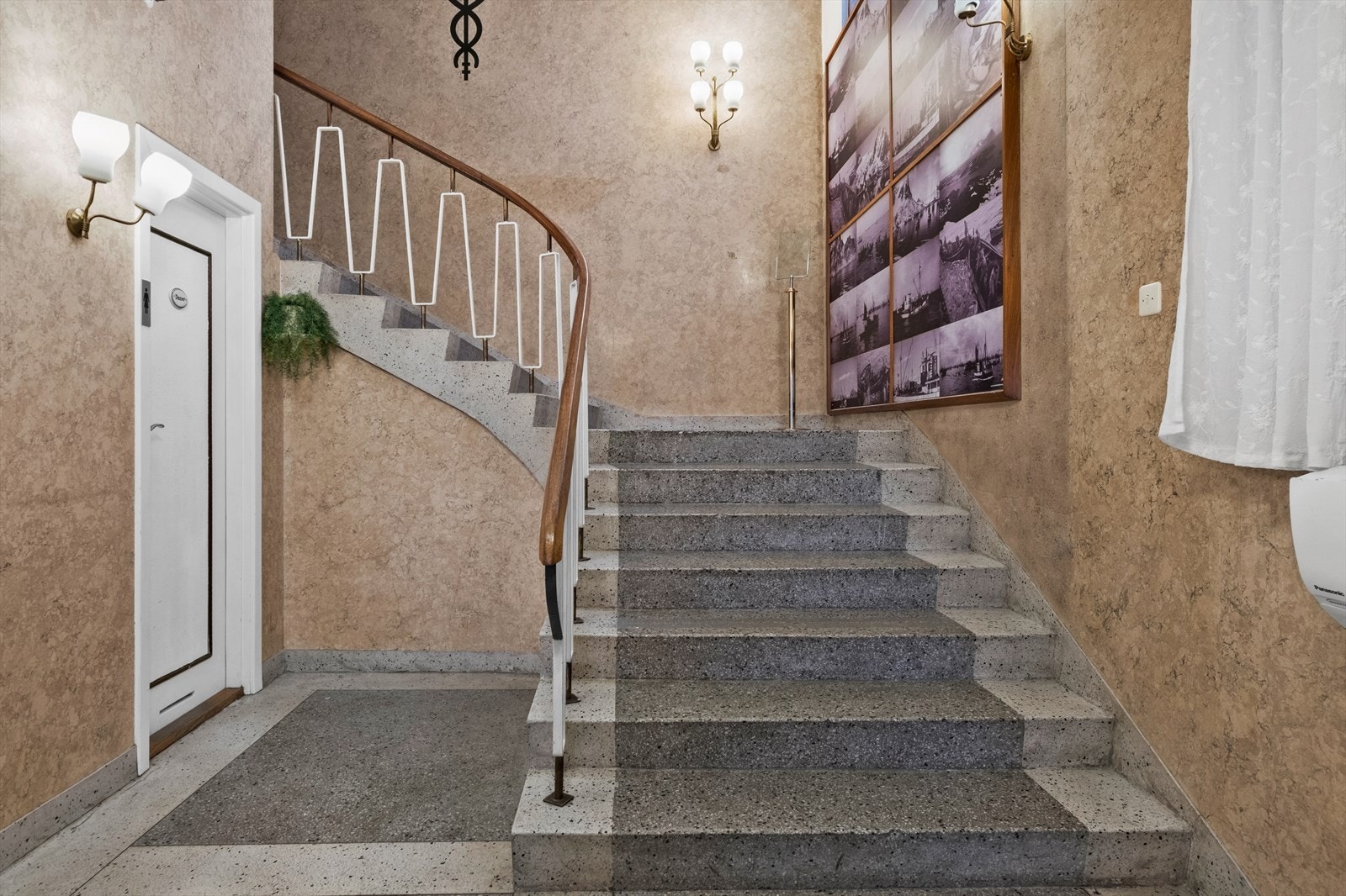 Inngangsparti og toaletter til venstre Galleribilde