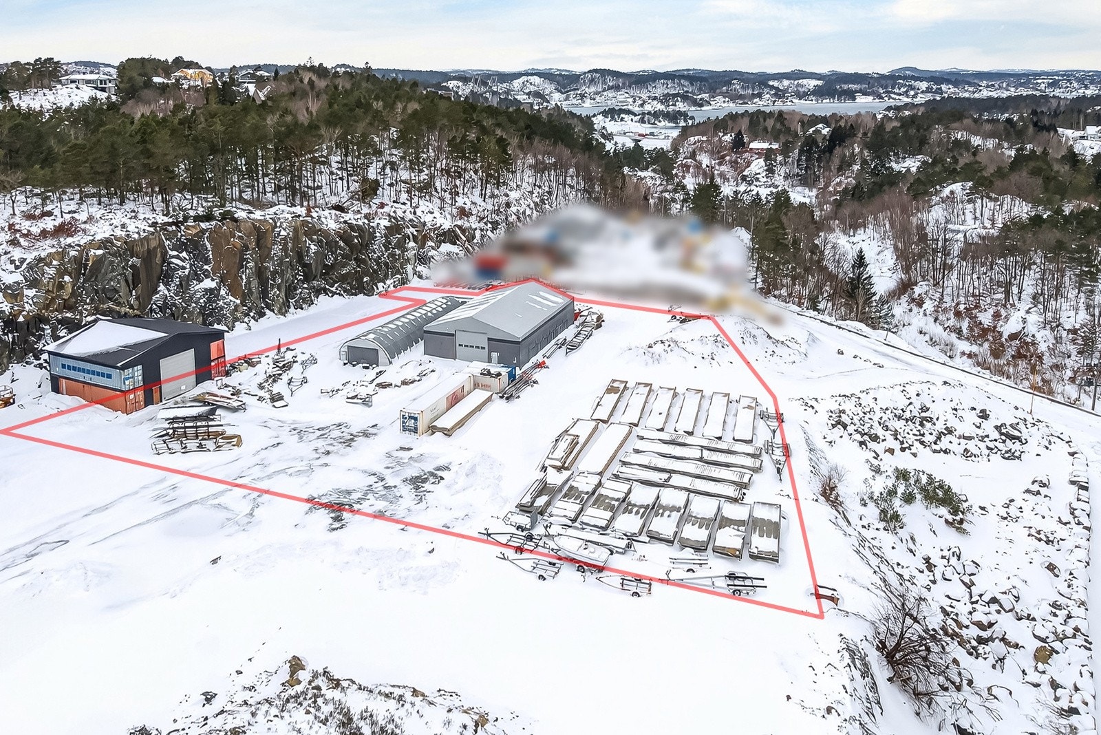 Inntegnede linjer viser omtrentlig eiendomsgrenser og er kun ment som veiledende illustrasjon. Grensene er ikke oppmålt på bildene og avvik fra reelle grenser kan forekomme Galleribilde