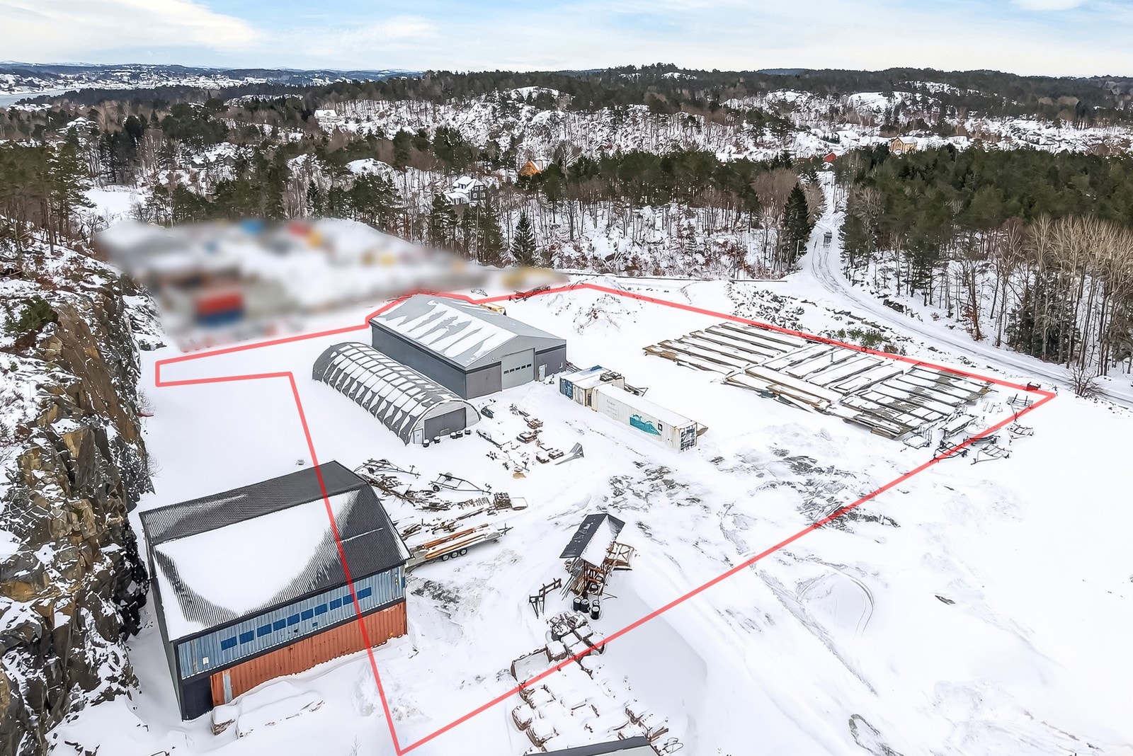 Tomten ligger landlig til på Tromøy. Inntegnede linjer viser omtrentlig eiendomsgrenser og er kun ment som veiledende illustrasjon. Grensene er ikke oppmålt på bildene og avvik fra reelle grenser kan forekomme. Galleribilde