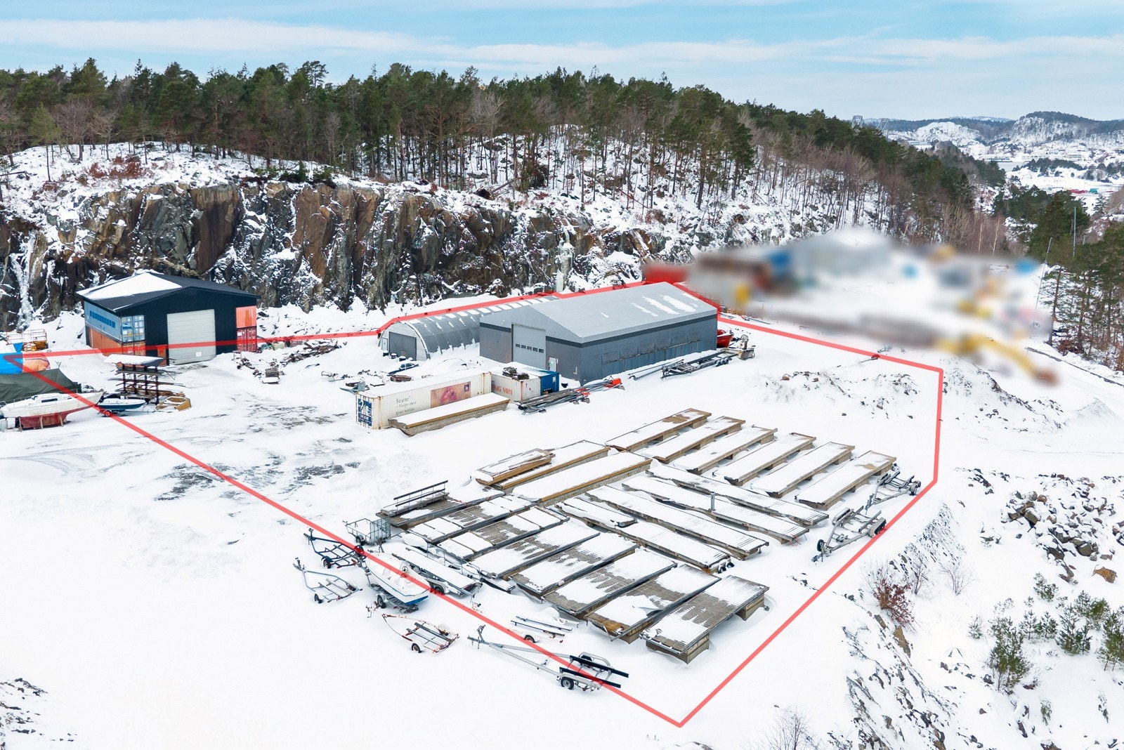 Velkommen til Gjerstadveien - Stor næringstomt med sentral beliggenhet på Tromøy - Inntegnede linjer viser omtrentlig eiendomsgrenser og er kun ment som veiledende illustrasjon. Grensene er ikke oppmålt på bildene og avvik fra reelle grenser kan forekomme Galleribilde