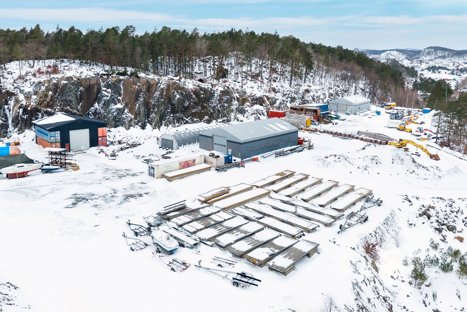 Bygg, gjenstander mv. på eiendommen medfølger ikke. Galleribilde