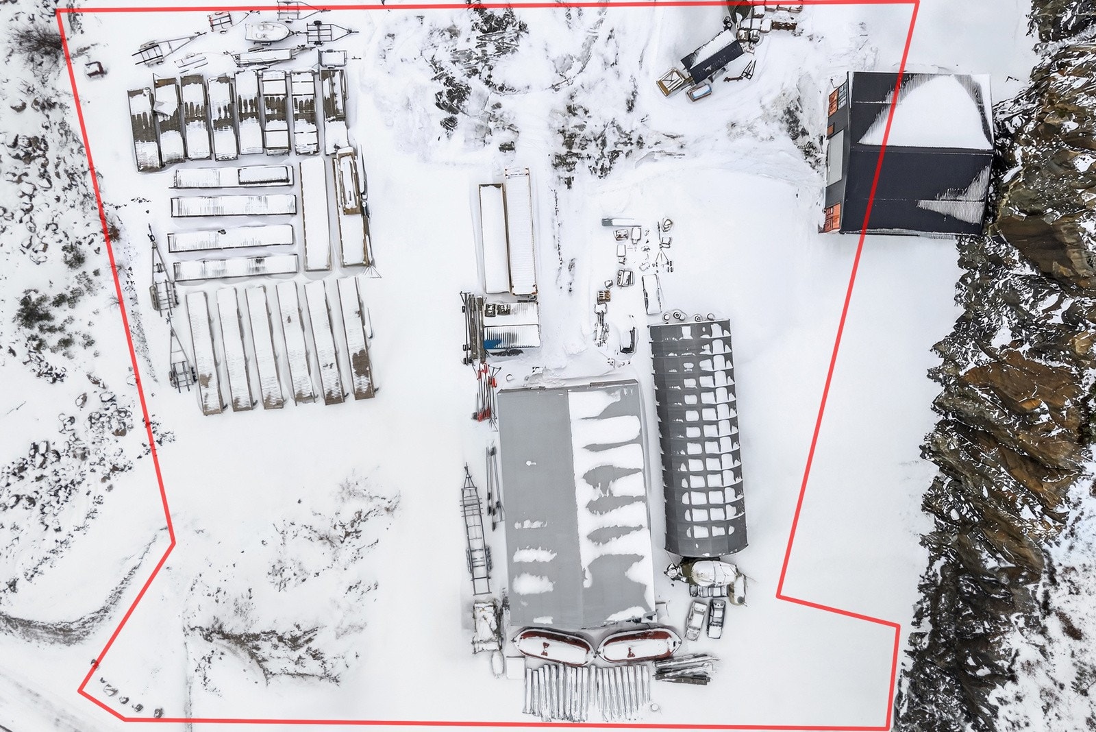 Dagens bruk samsvarer ikke med eiendommens faktiske grenser. Det foreligger ingen avtale med naboer om bruk av arealet. Inntegnede linjer viser omtrentlig eiendomsgrenser og er kun ment som veiledende illustrasjon. Avvik av grensene må påregnes Galleribilde