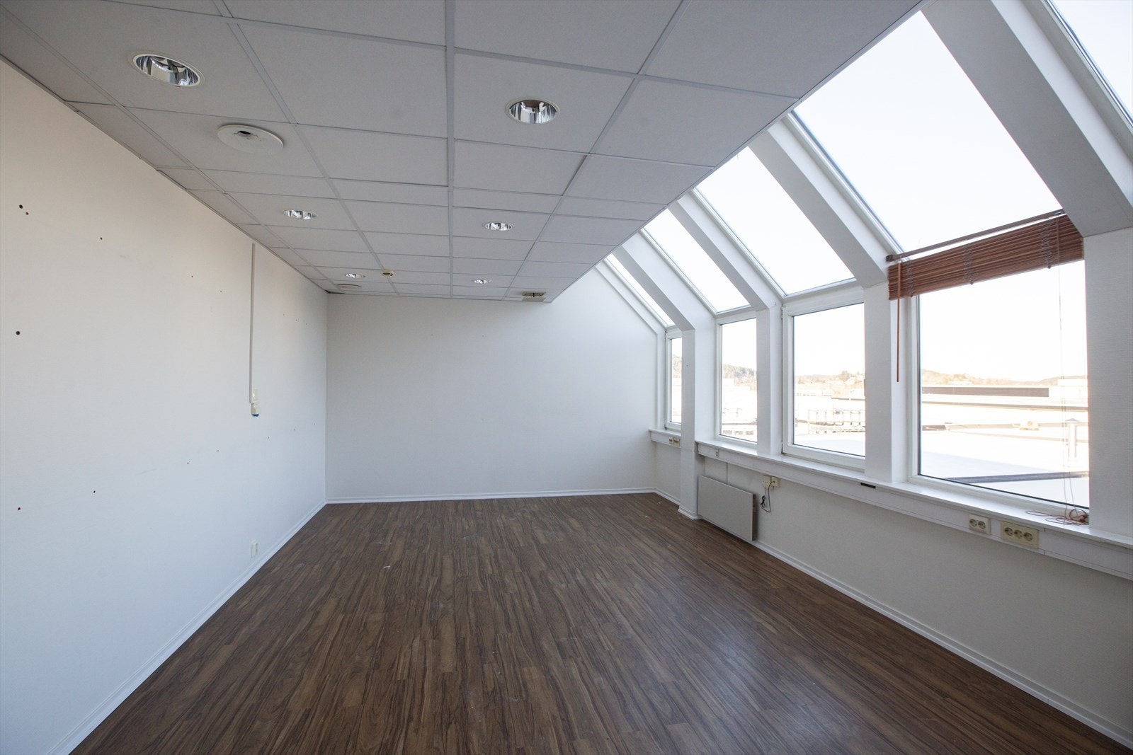 2 små kontorer med t kjøkken, 3 etasje høyre del Galleribilde