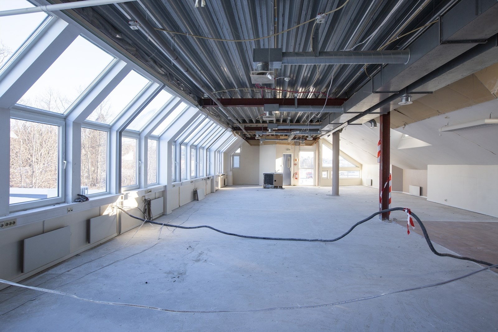 P7 - rå lokaler i toppetasjen - kult loft med flotte vinduer begge veier - store muligheter! Galleribilde