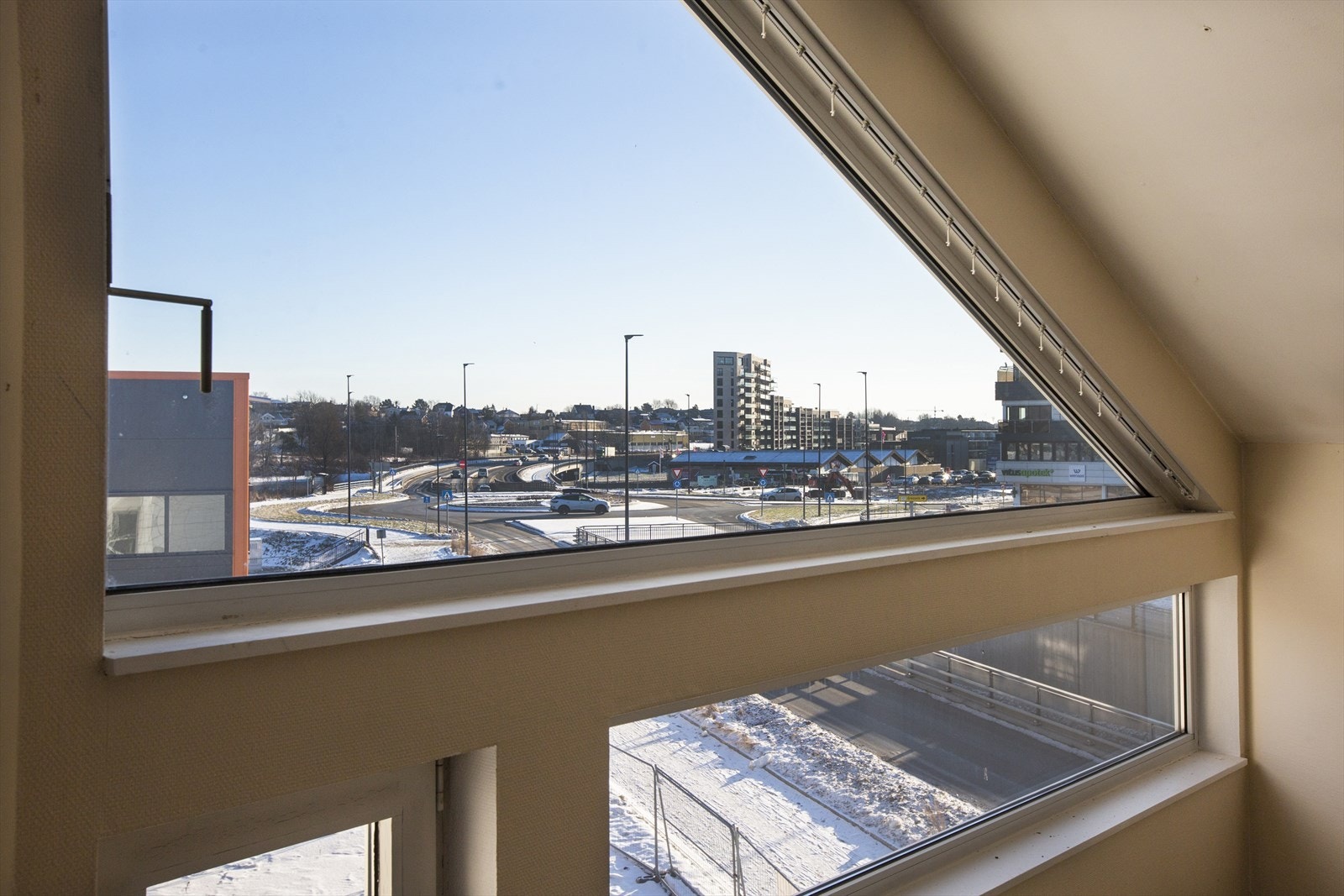 P7 utsikt mot Seut Brygge og mot Sentrum, kult kontor med fine vinduer. Galleribilde