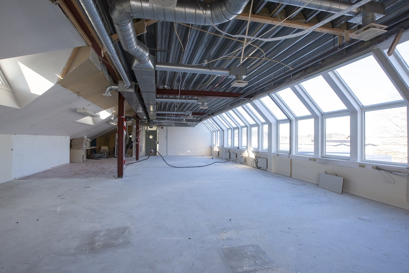 Rå "loftet" - toppetasjen, mye vinduer begge veier. Her er det muligheter! Galleribilde