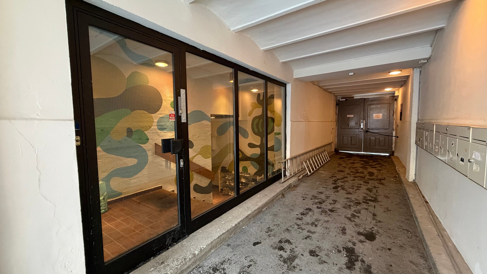 Portrom med inngang til lokalet Galleribilde