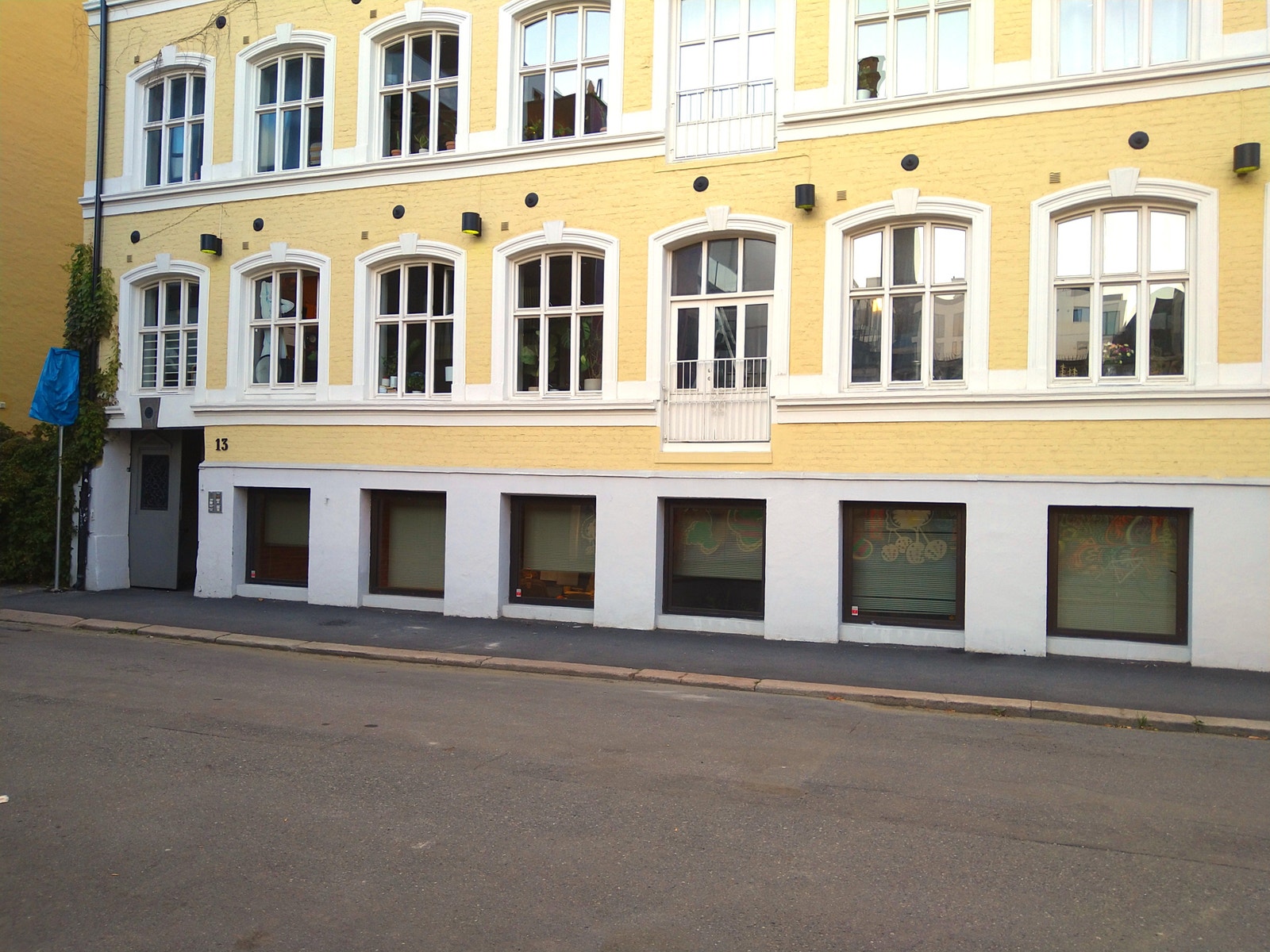 Fasade vinduer mot gate Galleribilde