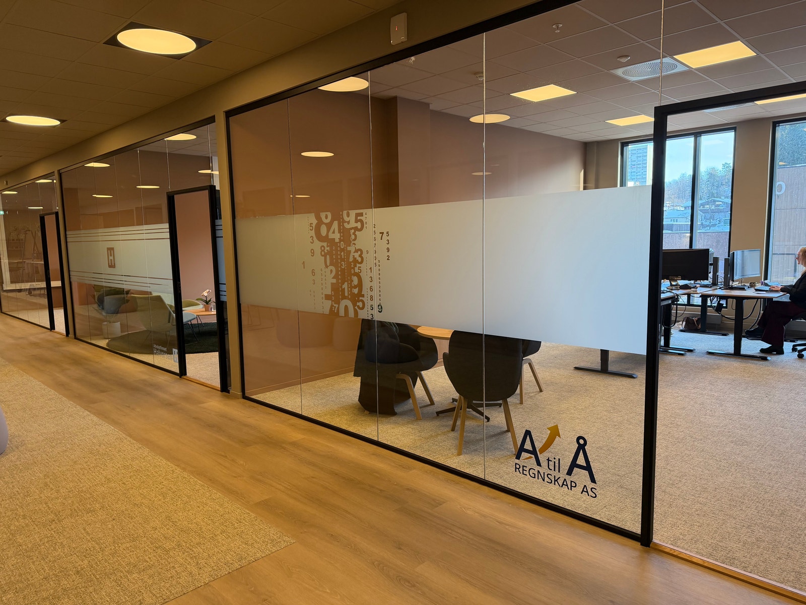 Gang med store cellekontorer (5 av 6 er tatt). Romerike Sparebank, Advokatfirmaet Halvorsen & Co, A til Å regnskap, Aktiv Eiendomsmegling og AvoHub. Galleribilde