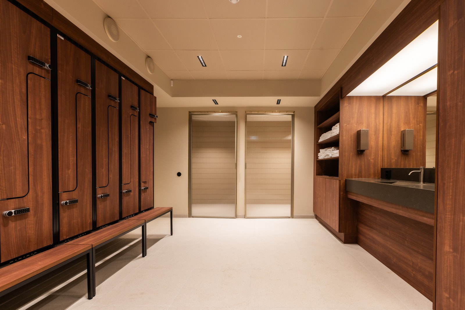 Lekker og innbydende garderobe med håndkleservice Galleribilde