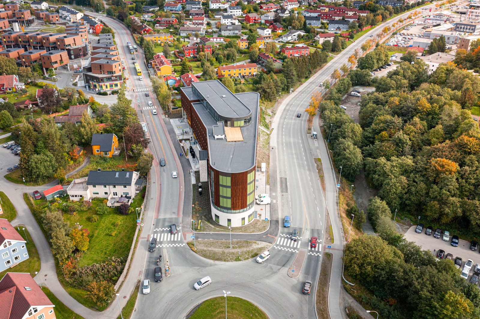 Enkel adkomst for ansatte og besøkende enten du kommer med bil, sykkel eller kollektivtransport. Galleribilde
