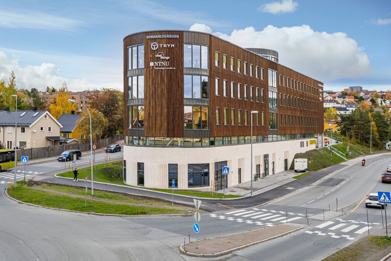 Dybdahlsgården har en attraktiv beliggenhet i hjertet av byens kunnskapsmiljø, omgitt av sentrale institusjoner som NTNU Gløshaugen, SINTEF og NINA Galleribilde