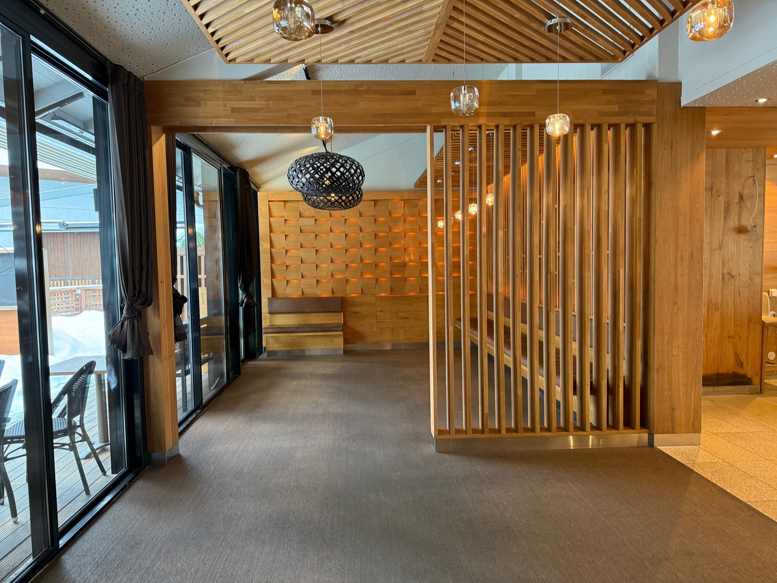 Det er utgang til uteservering fra senter av lokalet i tillegg til fra de to rommene i bakkant av lokalet. Galleribilde
