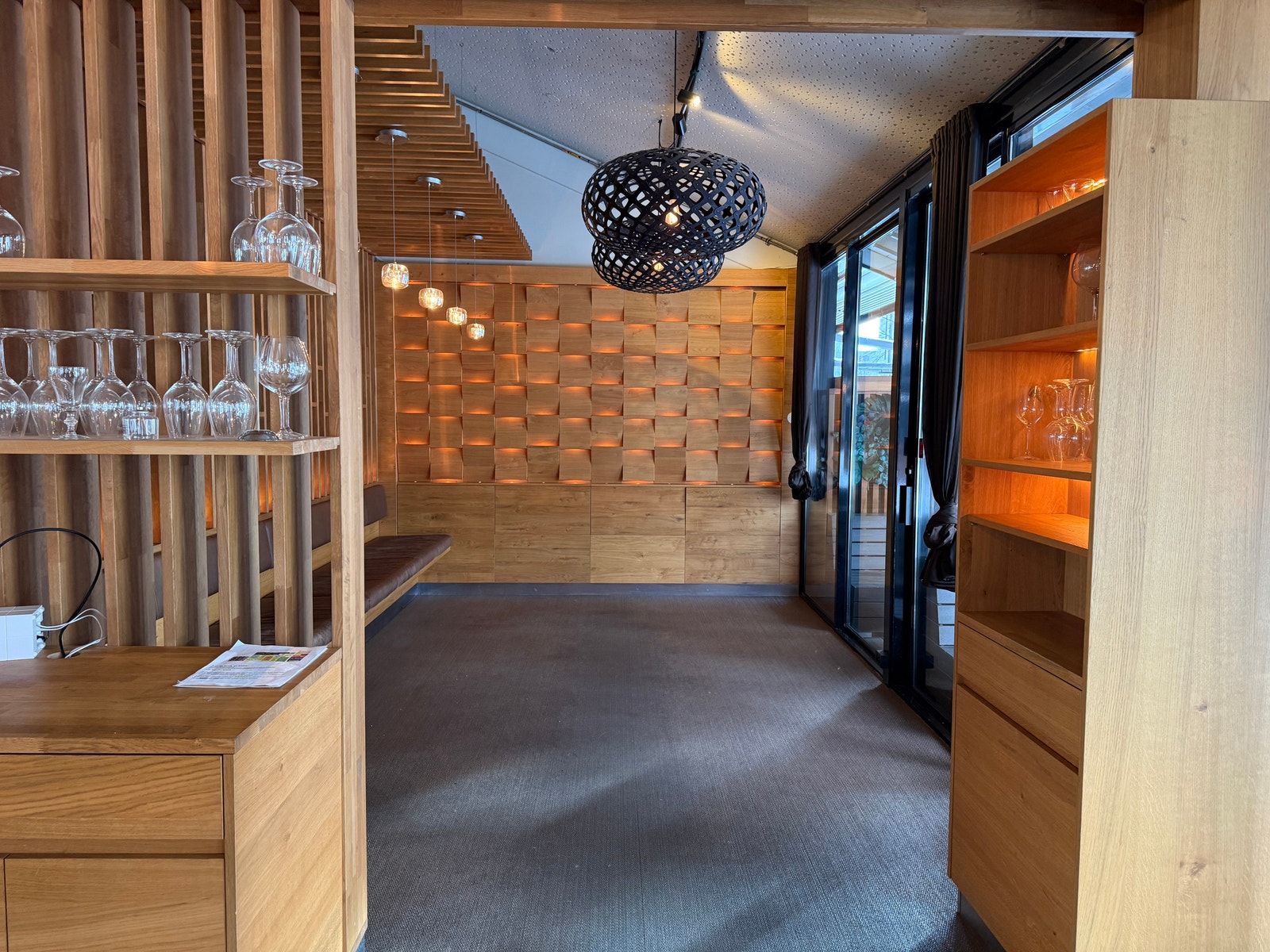 Her fra det andre rommet mot uteservering. Galleribilde