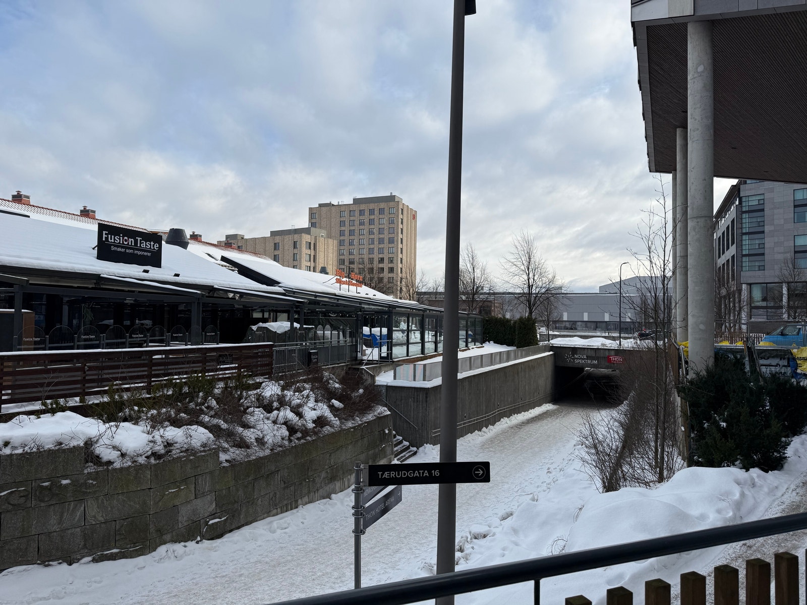 Trapp fra hovedfartsåre og opp til uteserveringen. Galleribilde