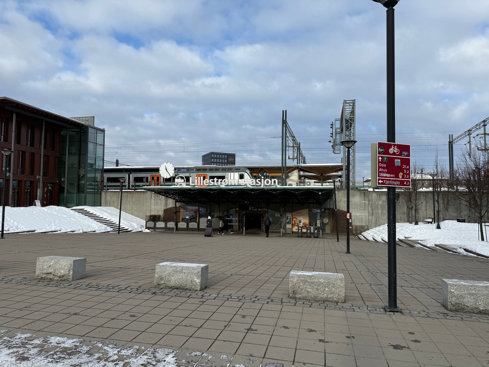 Lillestrøm stasjon ca. 200 meter unna. Galleribilde