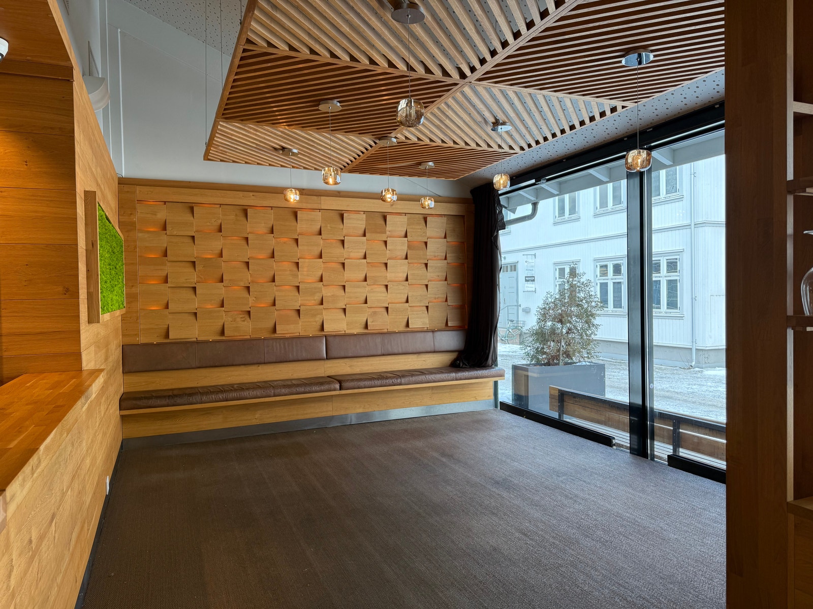 Rom mot fasade i front. Galleribilde