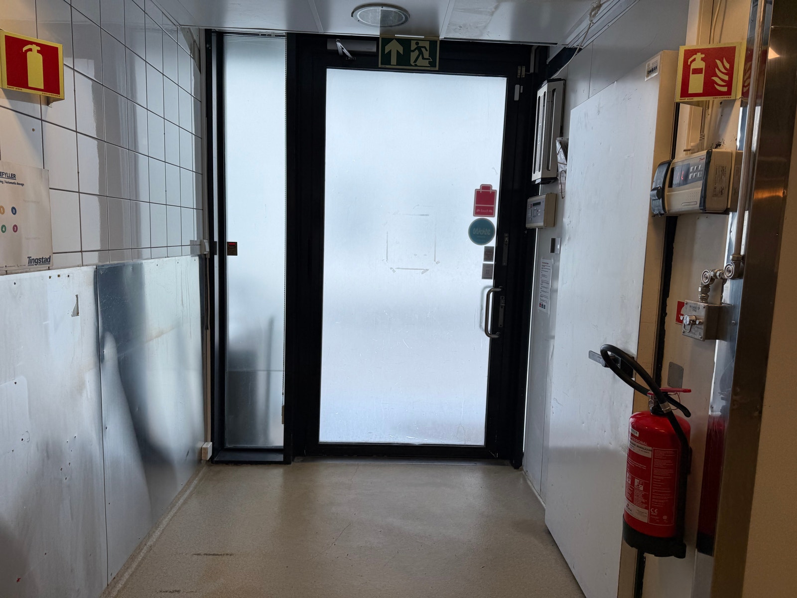 Kjøkkeninngang og kjølerom. Galleribilde